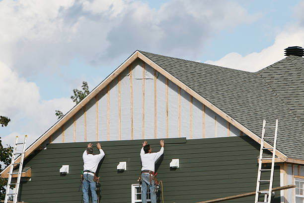 Professional Siding technician working in Hampton, GA